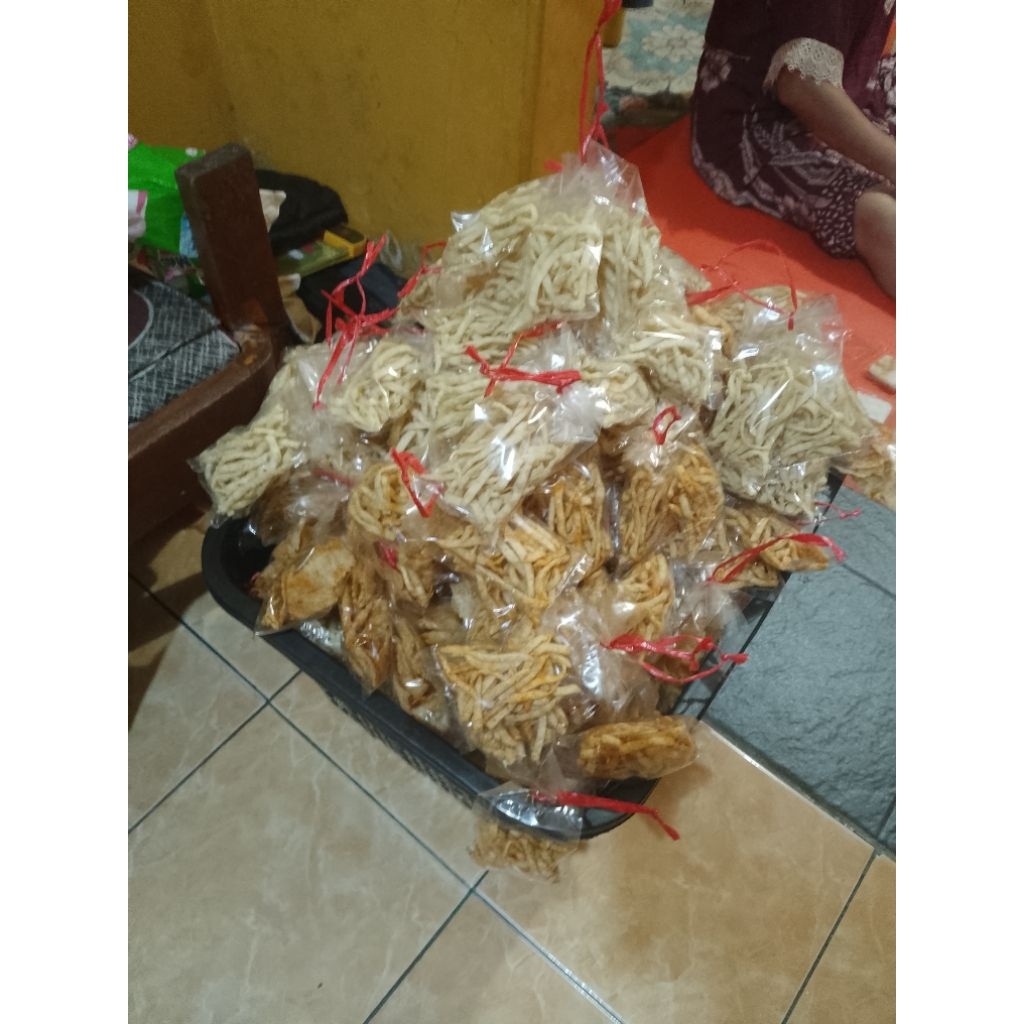 

KRIPIK PANGSIT 35gr/ KRIPIK BAWANG / MAKANAN RINGAN / SNACK / CEMILAN / JAJANAN / MAKANAN OLAHAN