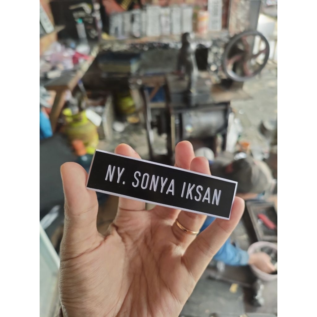 

Name Tag Nama Dada Grafir Hitam Putih