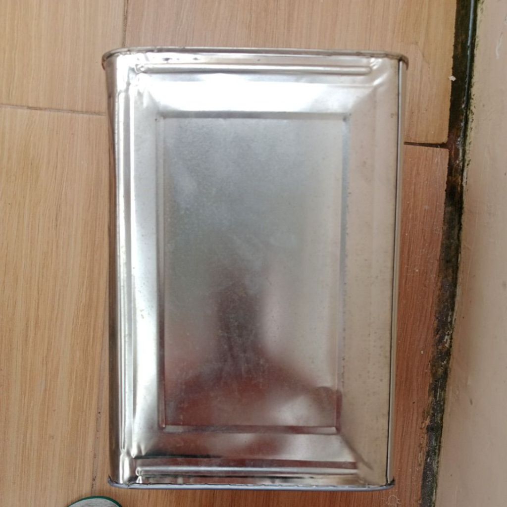 

kaleng bekas kosong