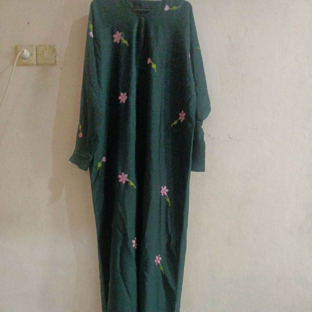 gamis warna hijau botol plus kerudung ld 110