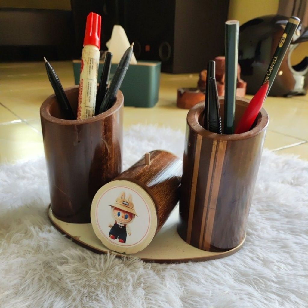 

Tempat Alat Tulis Bambu – Elegan untuk Meja Kantor atau Rumah Original Preloved