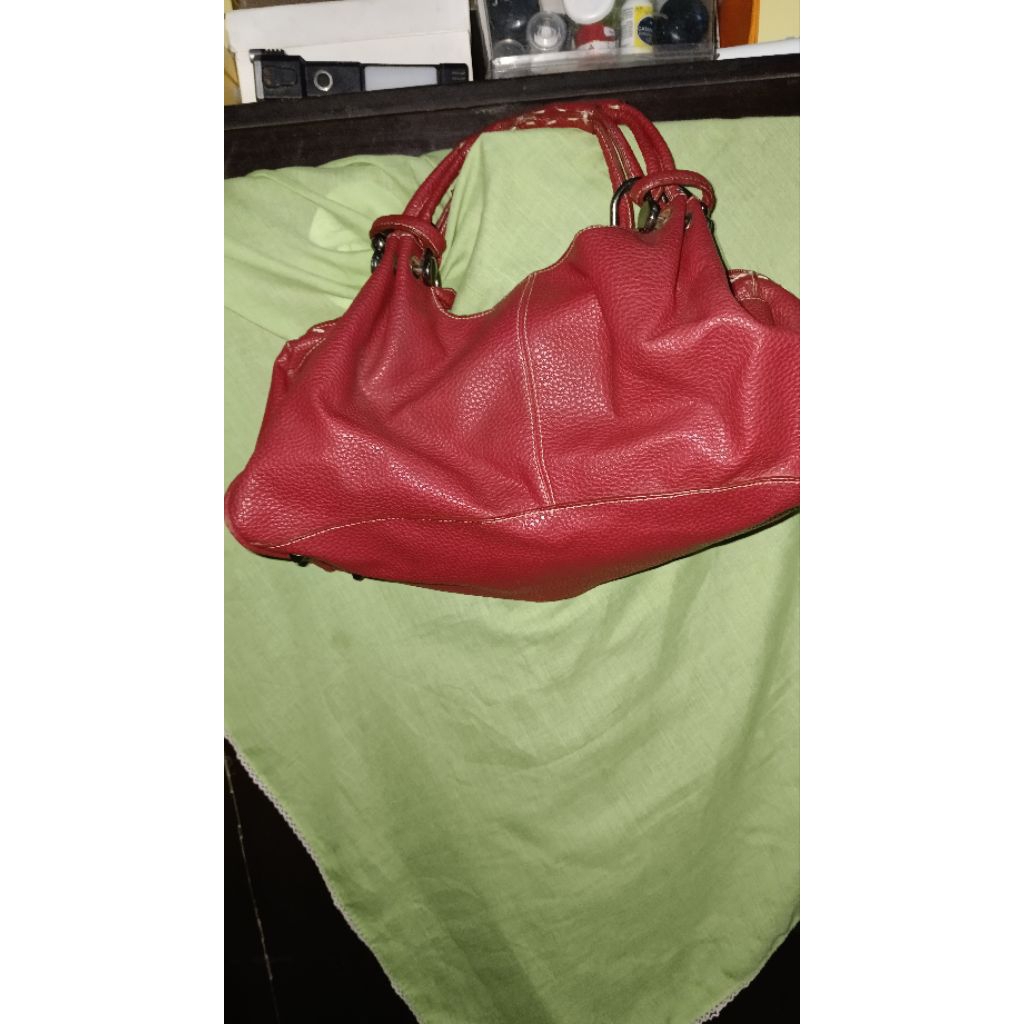 tas kulit merah