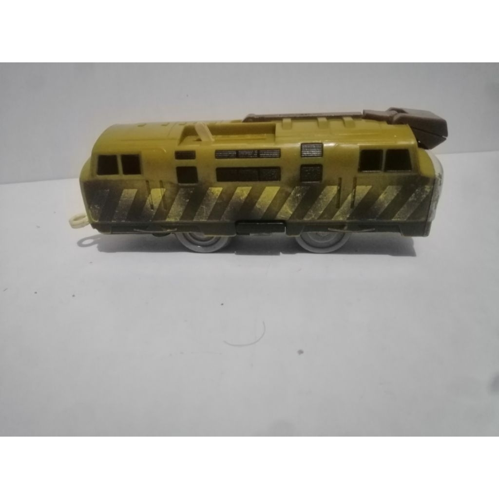 kereta thomas and friends diesel 10 elektrik on gullane bisa di mainkan di track mattel dan track to