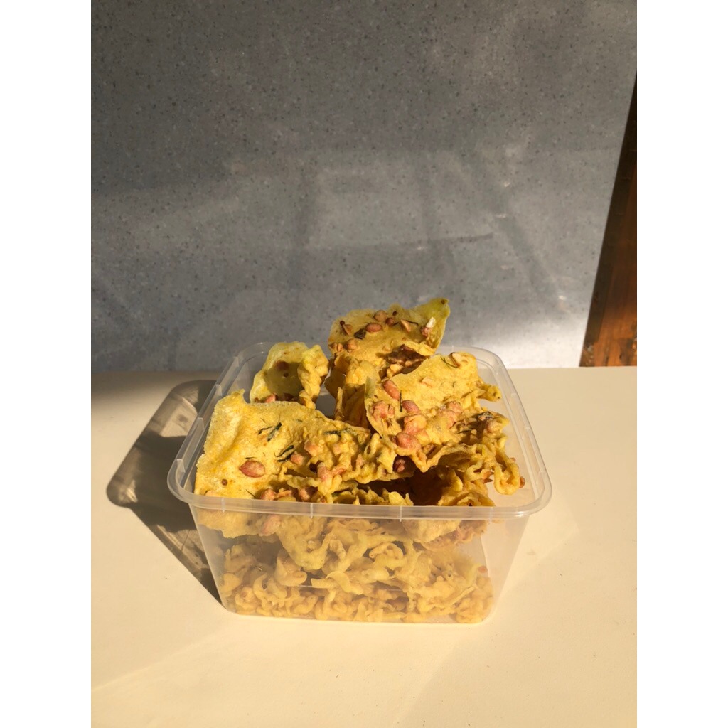

Kriuk Jarene! Rempeyek kacang | Rempeyek kacang tanah | Rempeyek enak gurih kriuk dan renyah ( BOX ) 1500 ml