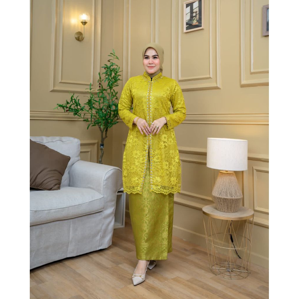 Alifia Kebaya Atasan: Brokat lace berwarna, dilapisi furing agar tidak menerawang. Detail kancing de