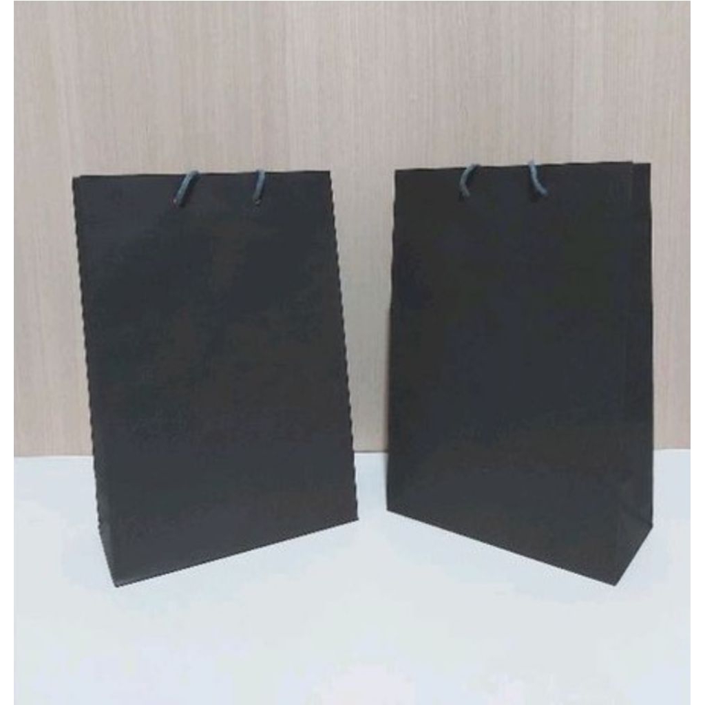 

S (S52) PAPER BAG POLOS BESAR WARNA HITAM DAN COKLAT/PAPERBAG SOUVENIR