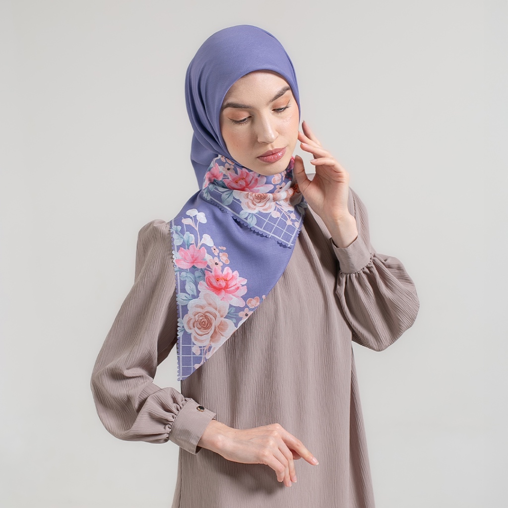 Hijab Iliyana Blue Denim – Jilbab Segi Empat Voal Motif Bunga Elegan