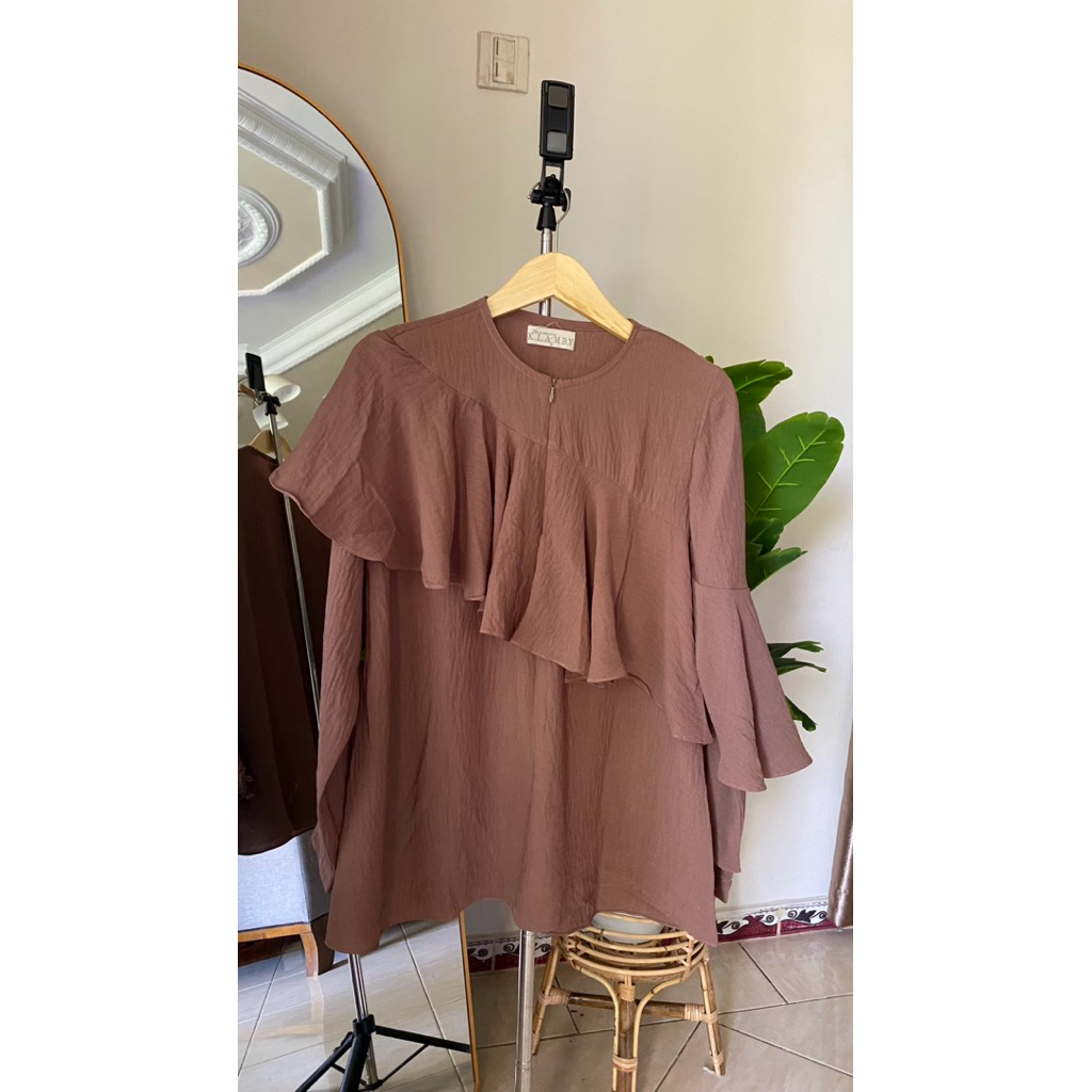 preloved blouse wearing klamby