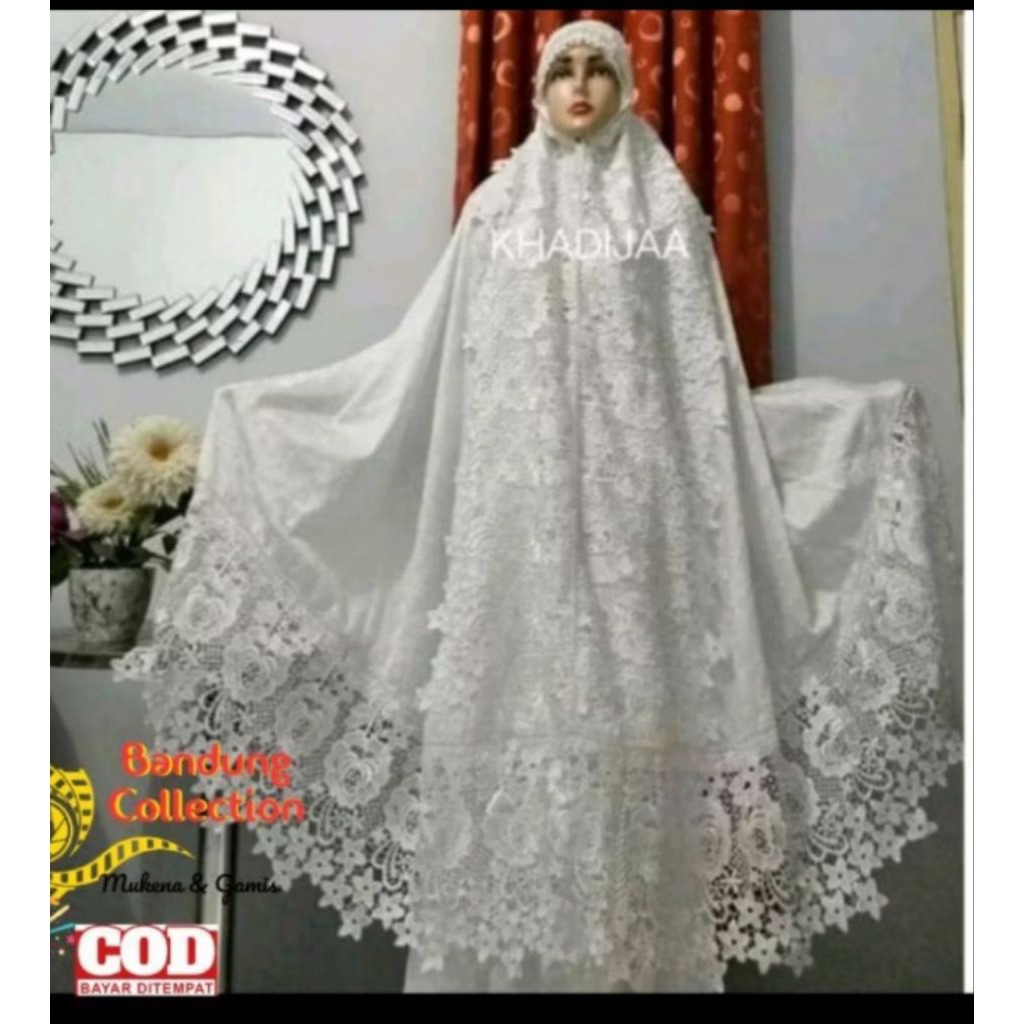 Mukena Putih Prada Sutra ParisMukena Prada Sutra Paris Renda Matahari Renda Besar Mewah Swarovski Pr