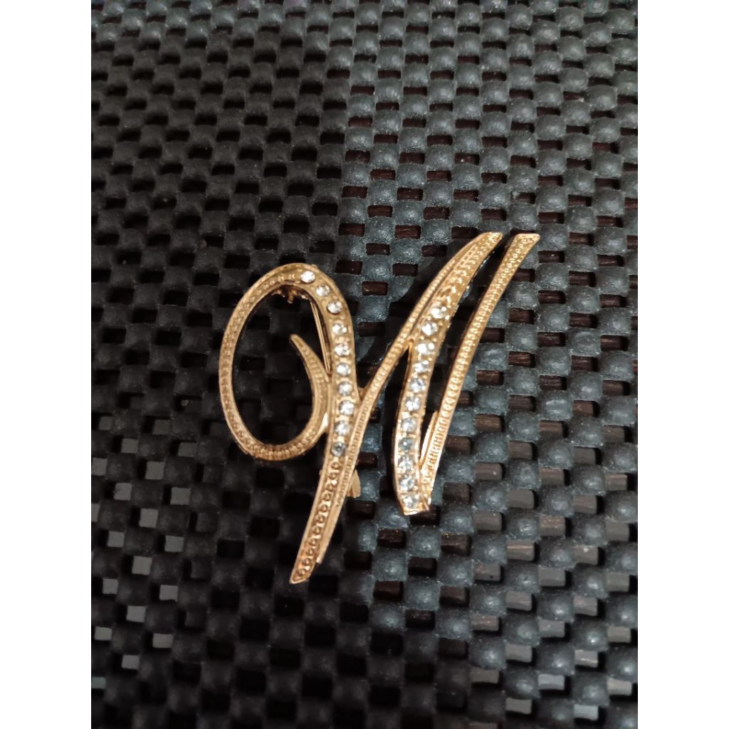 Bros Huruf W aksesoris hijab