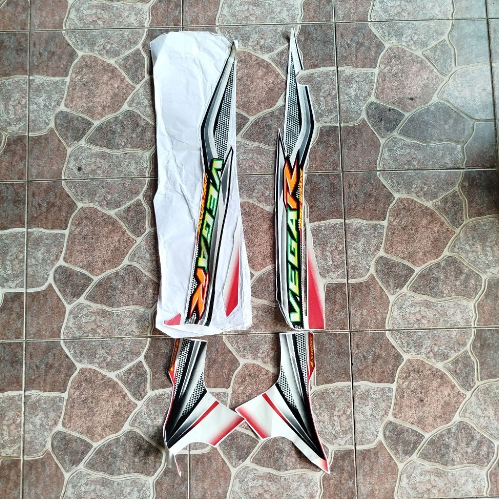 Stiker Striping Vega Lama Merah Putih