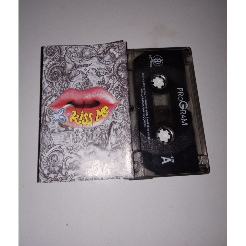 kaset pita slank - kiss me