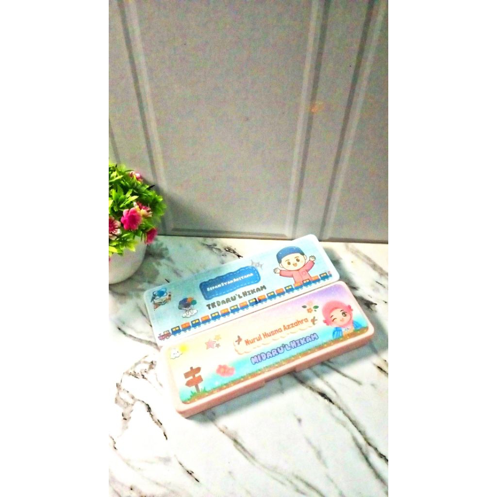 

Tepak Pensil Custom Nama dan gambar gratis pensil set