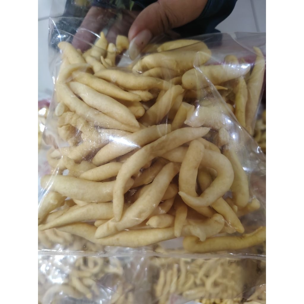 

jajanan snack kue gabus keripik gabus atau kue daki khas medan