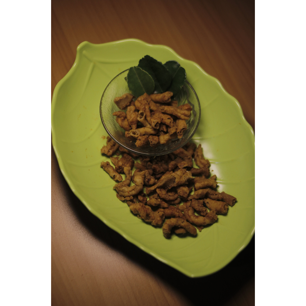 

Keripik Usus Pedas Daun Jeruk. Kemasan 500gr, 250gr, 100gr.