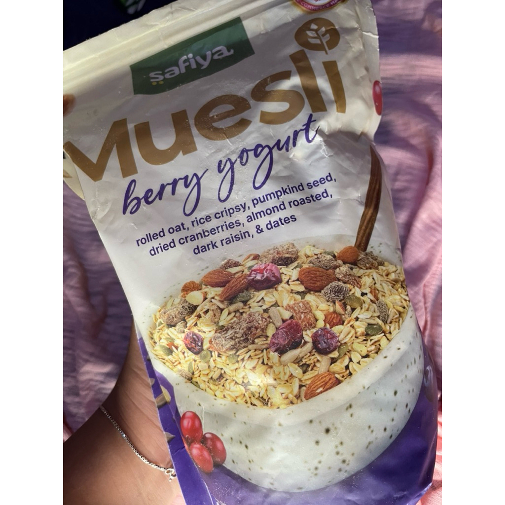 

muesli berry yogurt