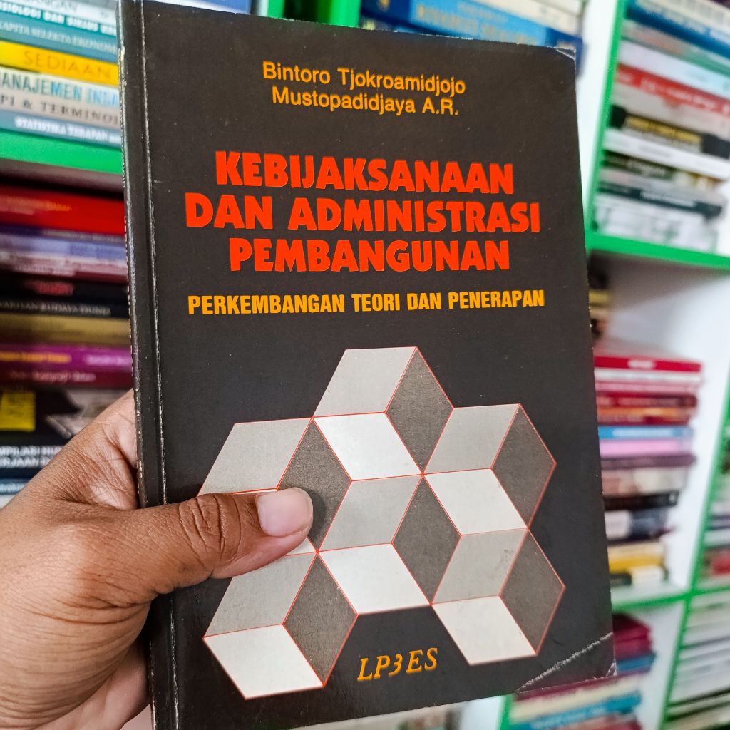 (ori) buku kebijaksanaan dan administrasi pembangunan perkembangan teori dan penerapan - Bintoro Tjo