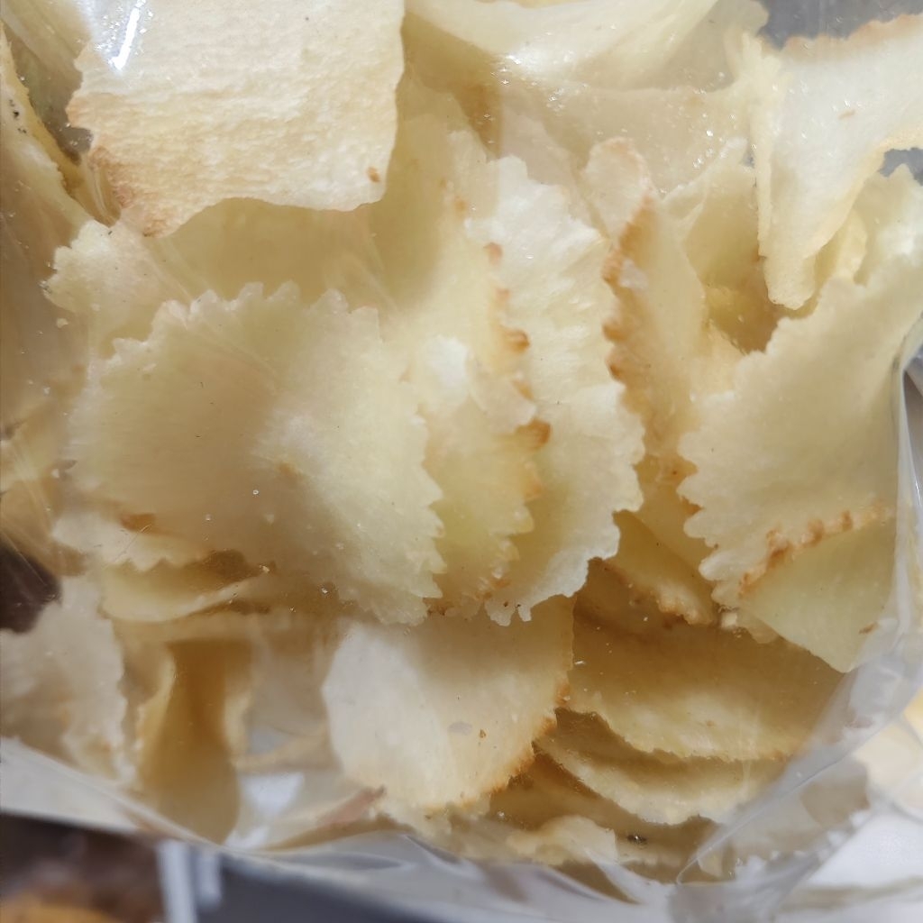 

kripik singkong di iris tipis rasa gurih dan renyah