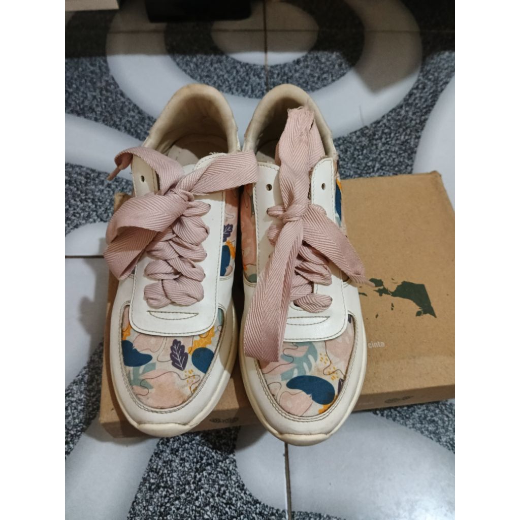 Preloved Sepatu khakikakiku 36