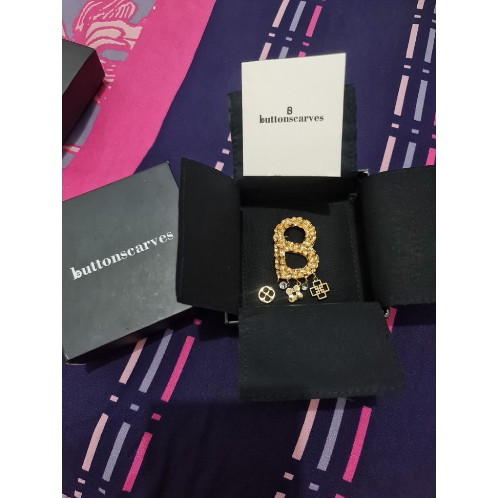 Brooch With Charm (Buttonscarves PL)