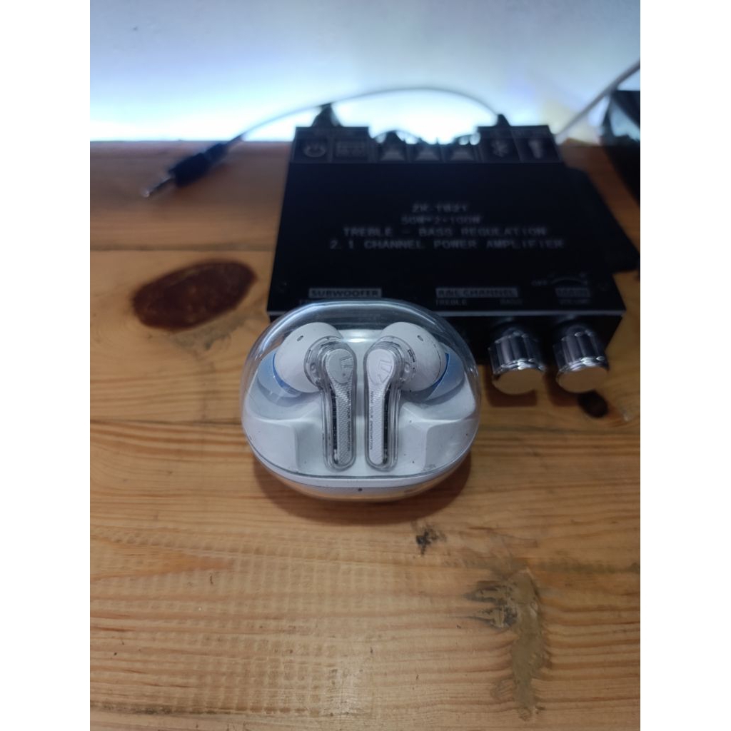 Soundpeats clear sparepart, kanan nyala, kiri mati, charging nyala