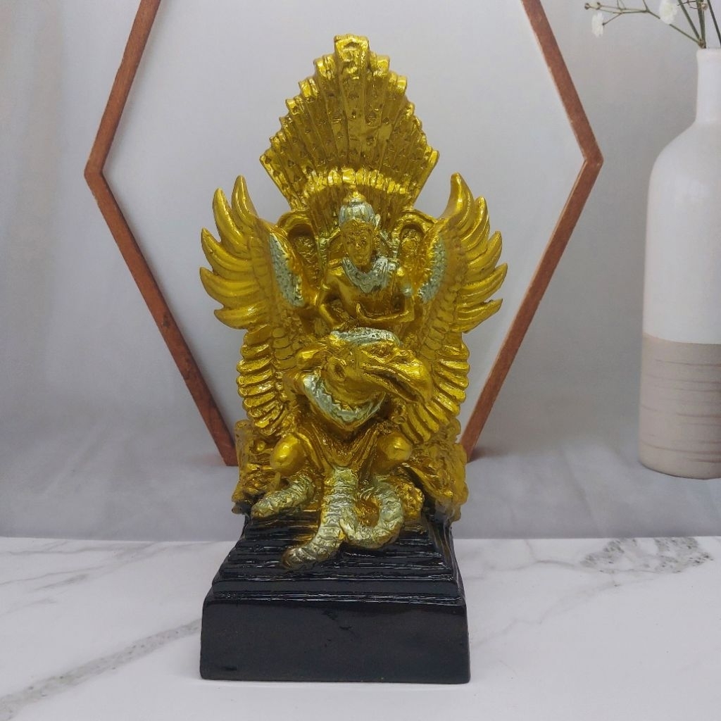 Miniatur pajangan ruang tamu aesthetic patung garuda wisnu kencana GWK Bali warna emas hitam