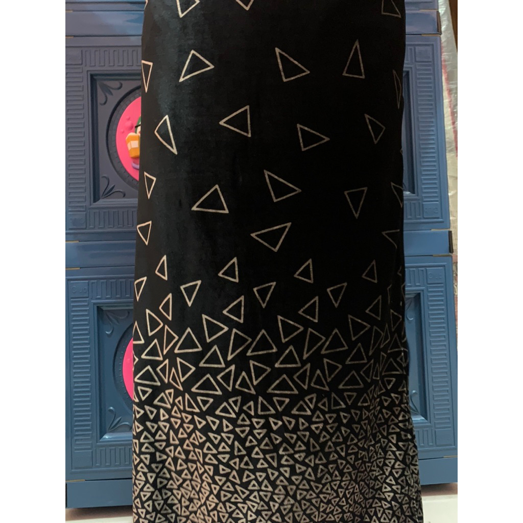 rok span bludru motif