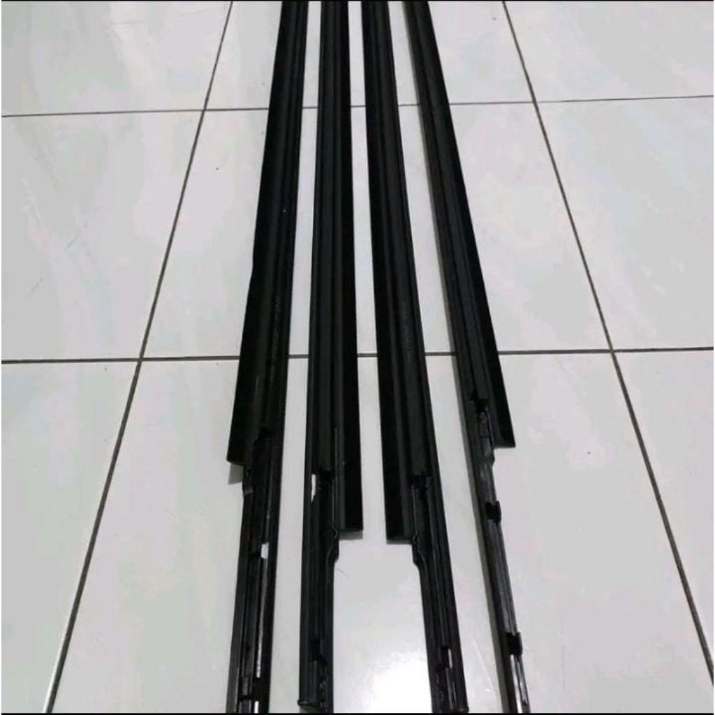Pelipit pintu karet kaca luar chrome 4 pcs atau 1 set jenis mobil Rush Terios 2018 sampai 2022