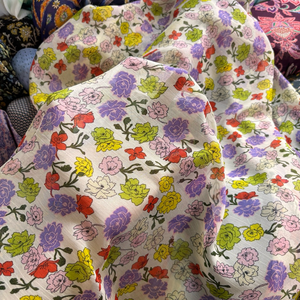 Kain Siffon Sutra silk / Kain Sifon  Yoryu - Kain Sifon Motif Bunga Lembut dan Jatuhkaim ceruty – Co