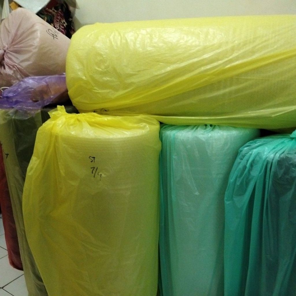 

Bubblewrap Roll 125cm x 50cm TEBAL!!!! Berat 3kg Warna Putih & Hitam
