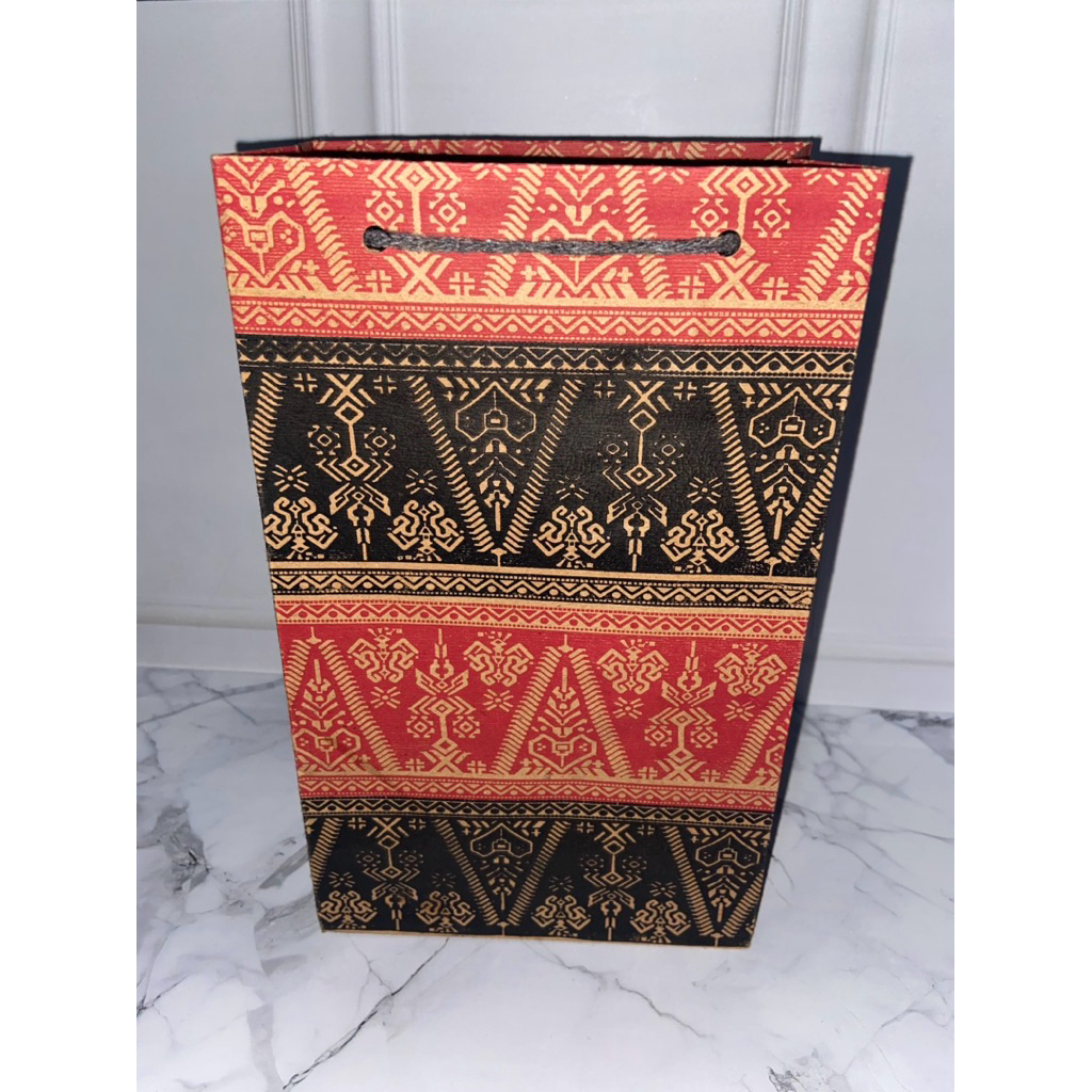 

Paperbag Wafer Songket 2 Warna (15x8x25)
