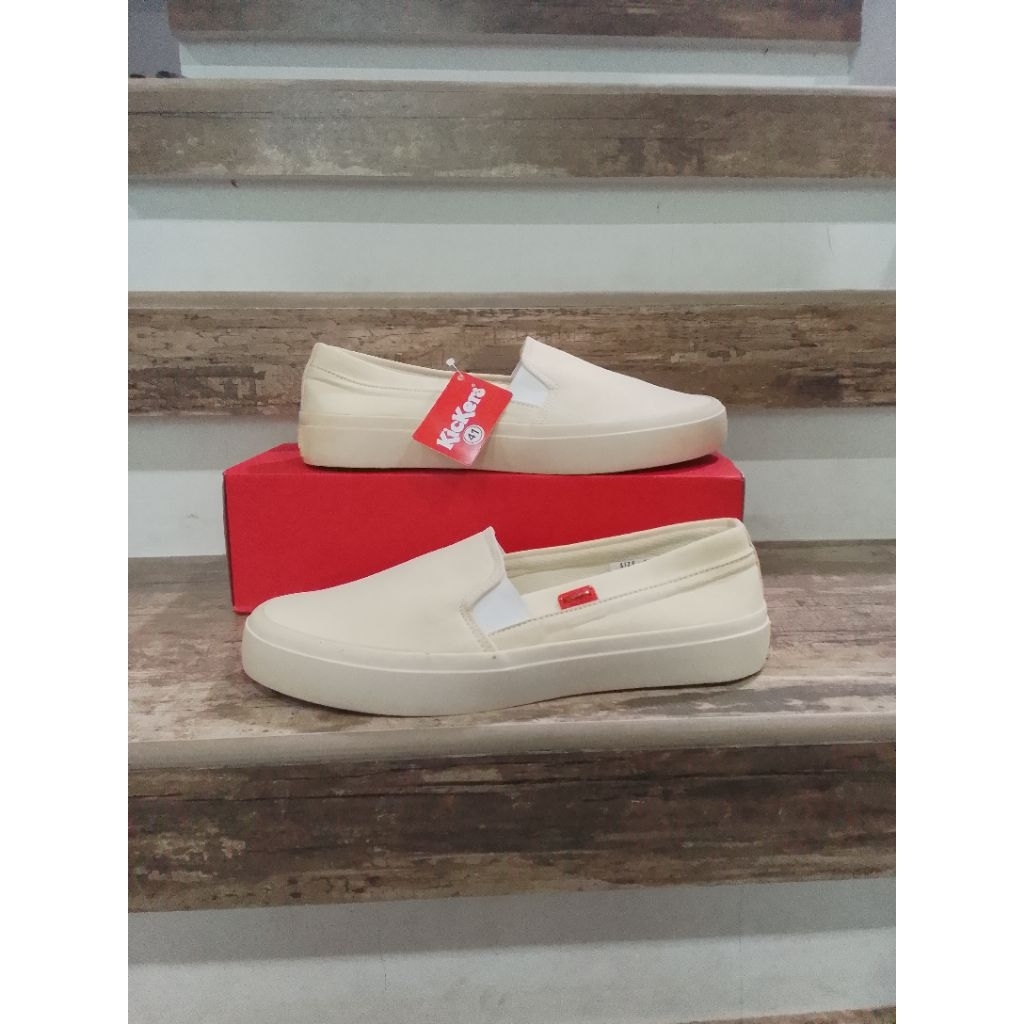 sepatu slip on cream wanita simpel bahan kanvas./sepatu kerja/sepatu kuliah. slip on non tali