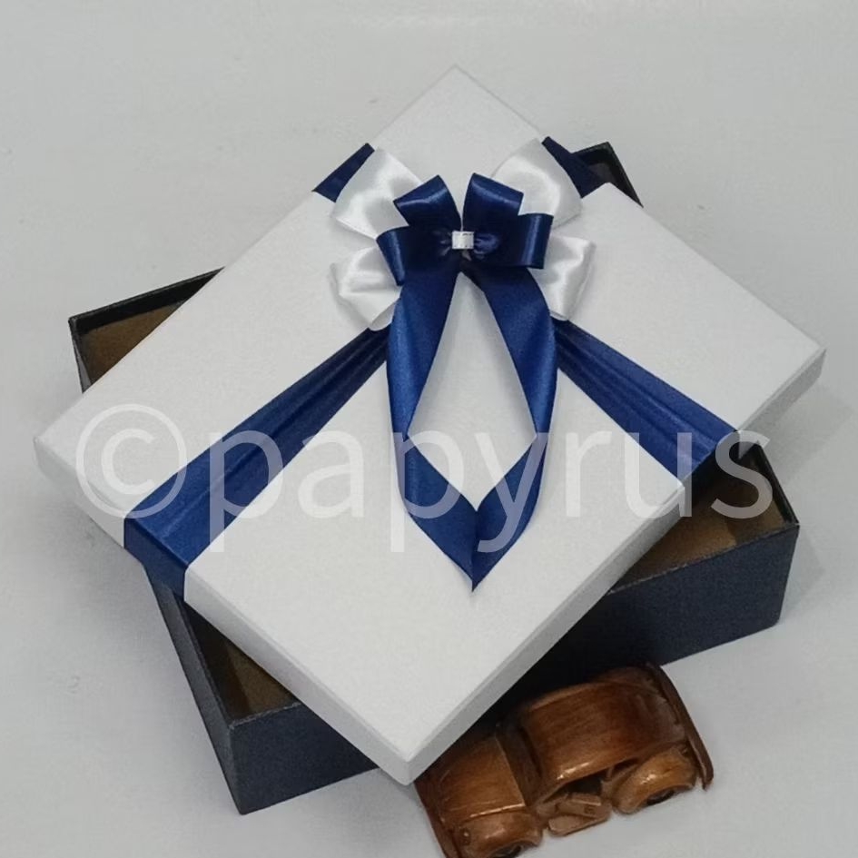 

PAPYRUS Kombinasi 22,5x27,5 Tinggi 10cm Kotak Kado Gift Box V2