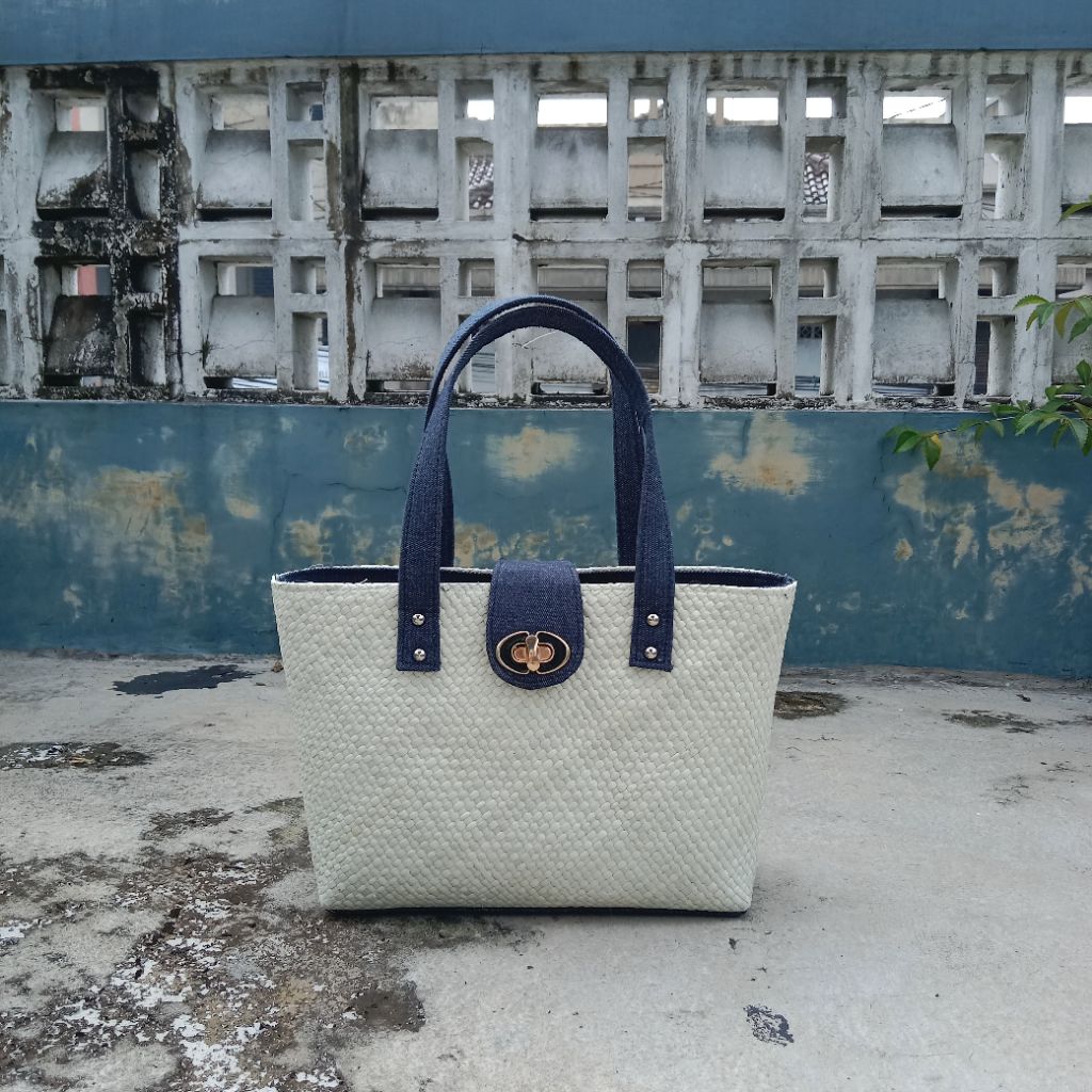 Tas anyaman pandan / Tas pandan / Tas pandan levis / Tas anyaman pandan kombinasi jeans / Tas pandan