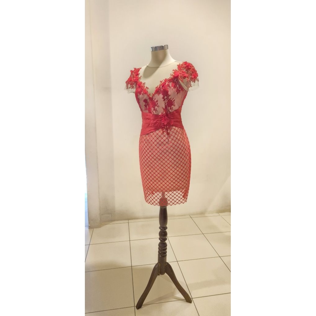 Gaun Pesta Merah Elegan Lengan Pendek – Dress Brokat Midi Mewah Aksen Renda & Tulle