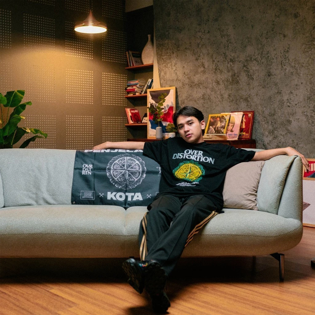 Kaos Over Distortion Penjelajah Kota T-Shirt Boxy Oversize Unixez Marchendise OD