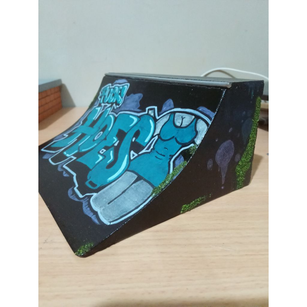 Fingerboard Obstacle Concrete quarter pipe