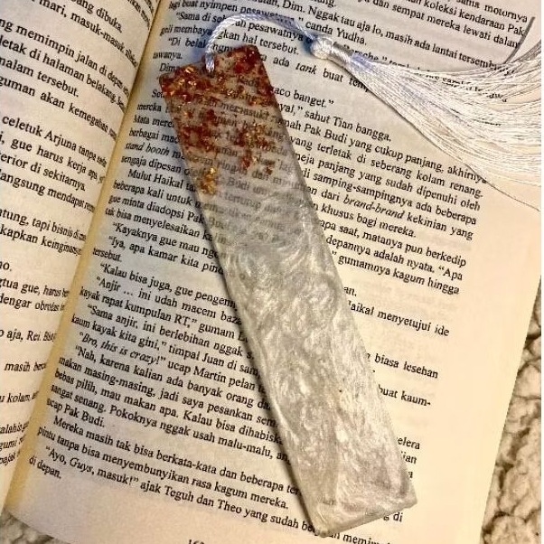 

PEMBATASAN BUKU DARI RESIN AESTHETIC BISA REQUEST WARNA