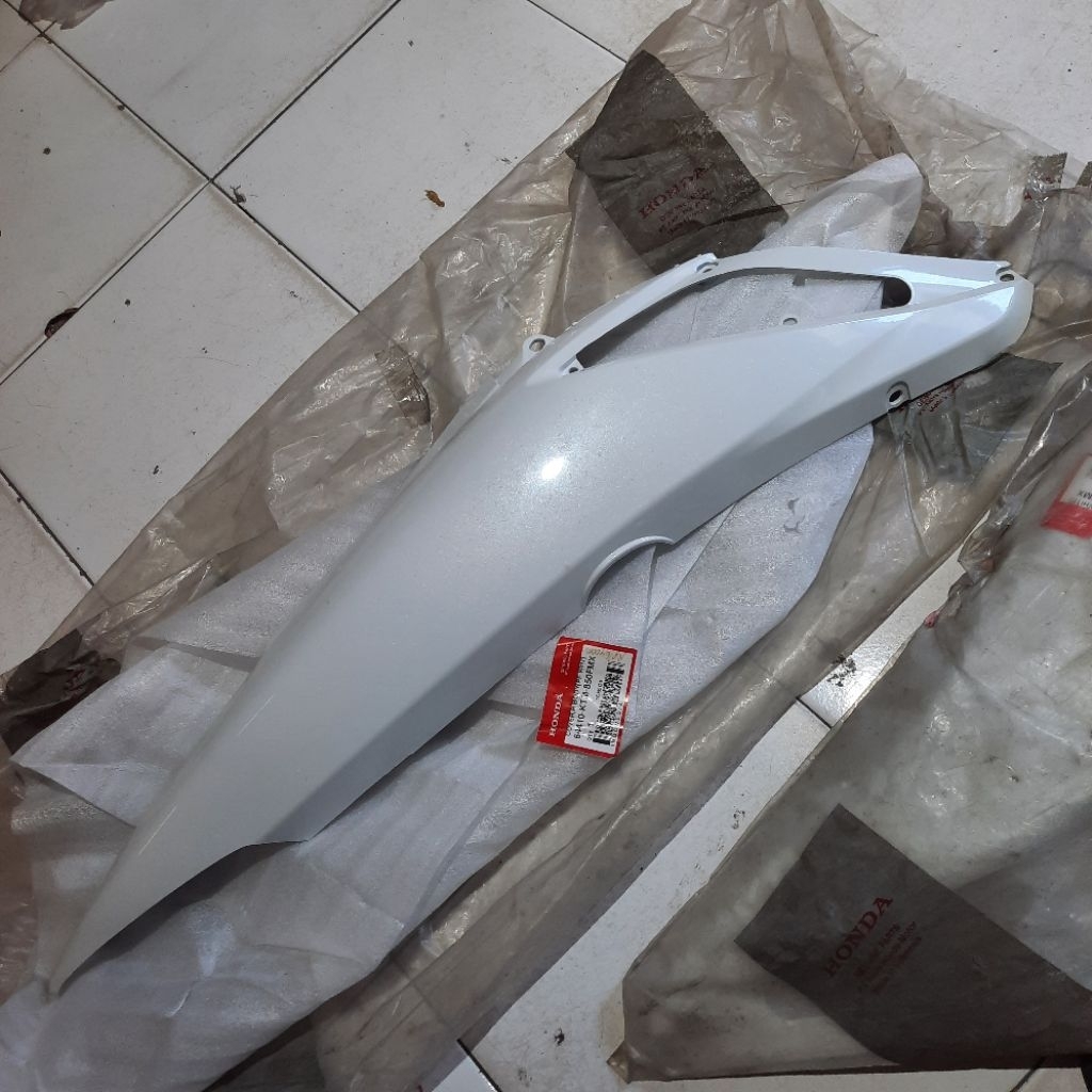 64410 KTM 850PFW COVER BODY SAMPING SUPRA X125 BATMAN PUTIH KANAN ORIGINAL AHM