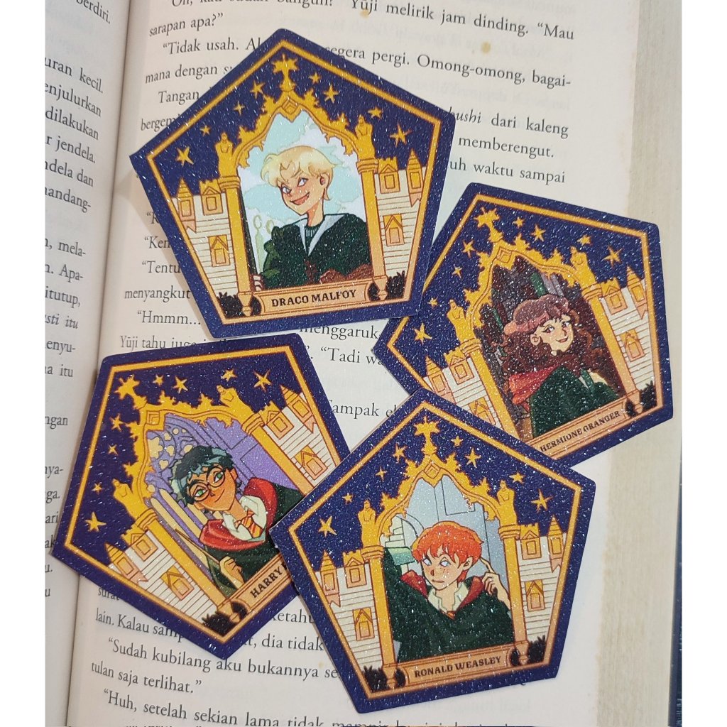 

HARRY POTTER CHOCOLATE FROG DIE CUT STICKER (HARRY POTTER, DRACO MALFOY, HERMIONE GRANGER, RON WEASLEY))