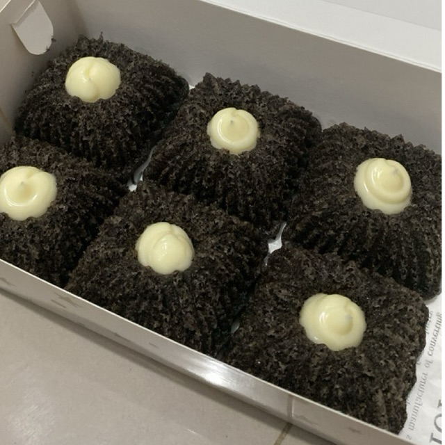 

Bolu Ketan Item Keju Lumer (Mini 6 pcs)