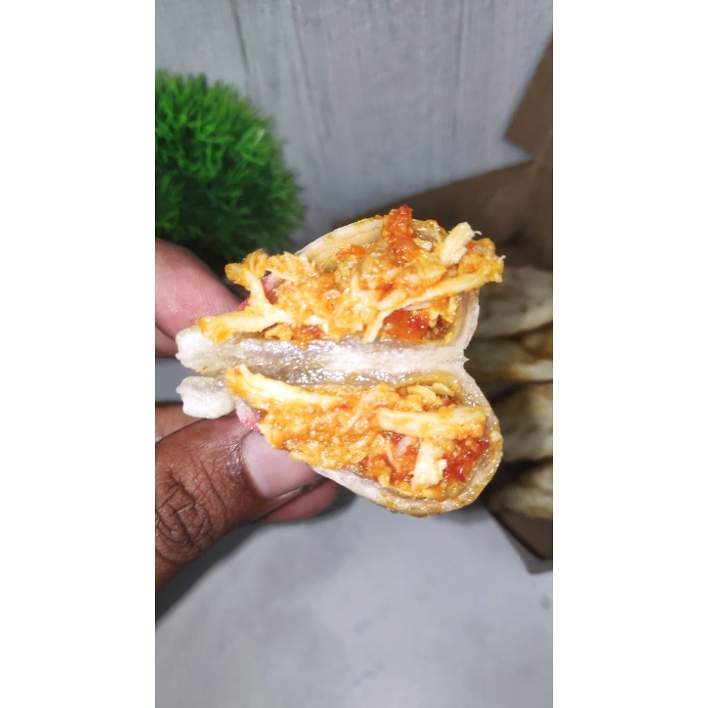 

cireng isi Ayam suwir pedas