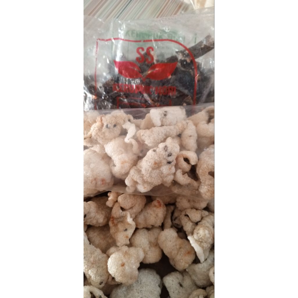 

Kerupuk Nori rasa rumput laut pedas yang sudah di goreng