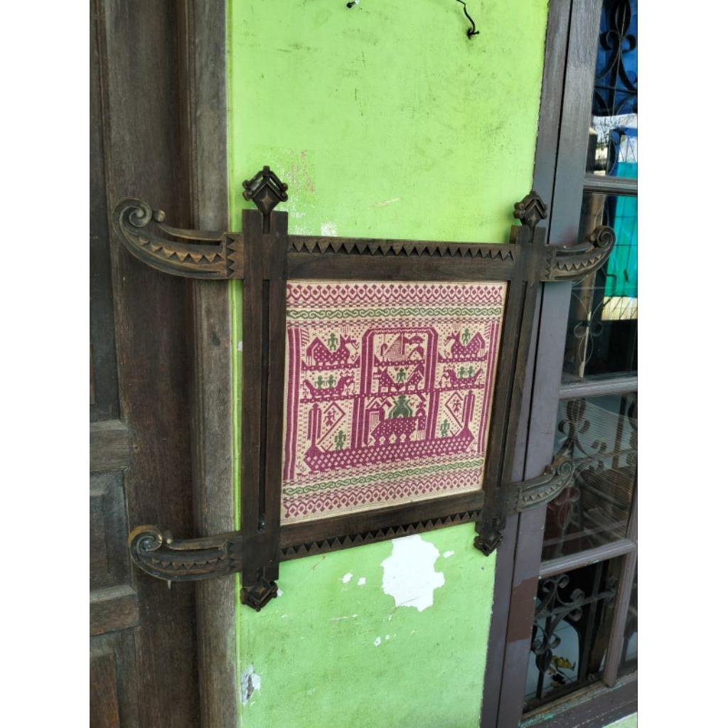 Hiasan dinding kayu kain tenun