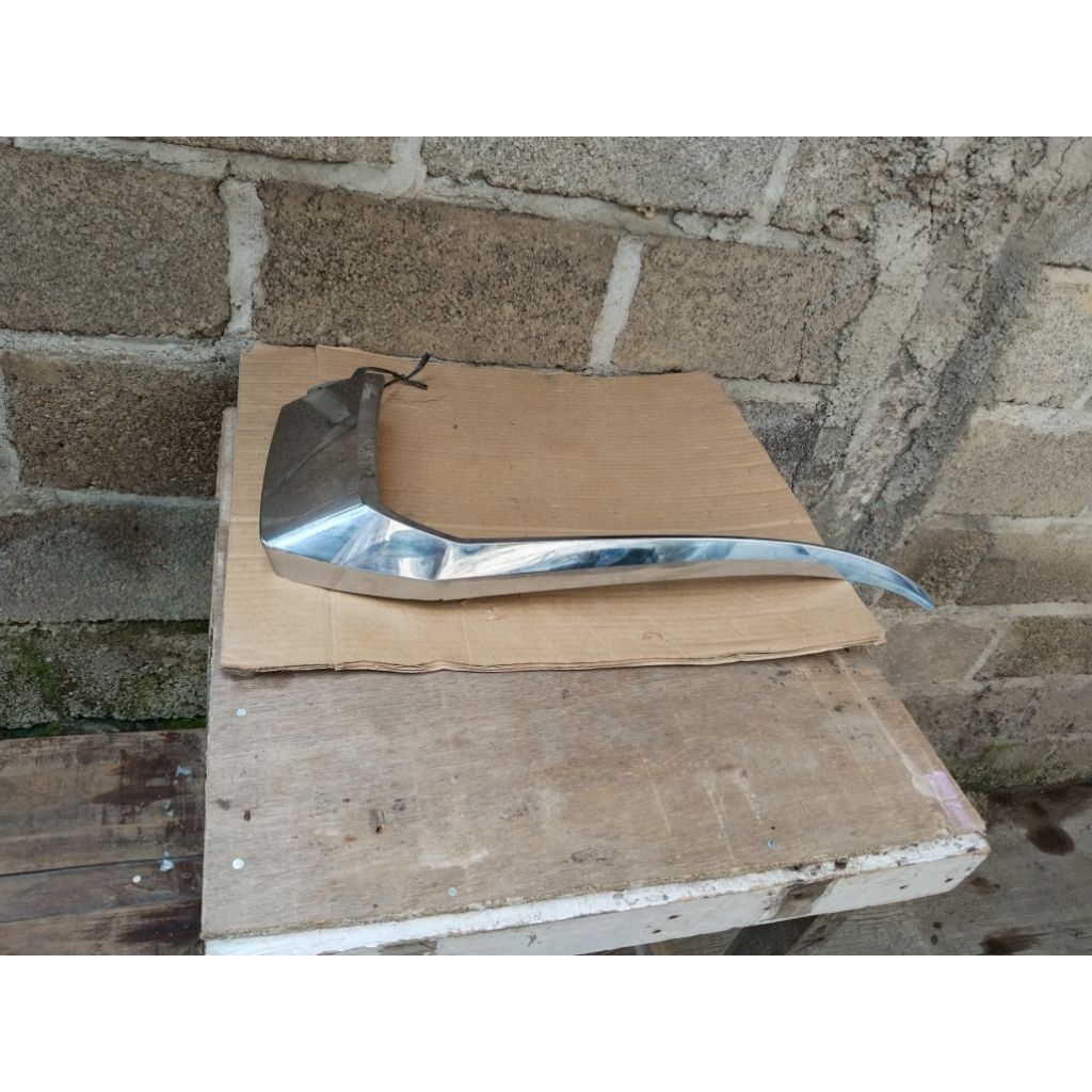 garnish/list bemper depan pajero 2022-2023 kanan