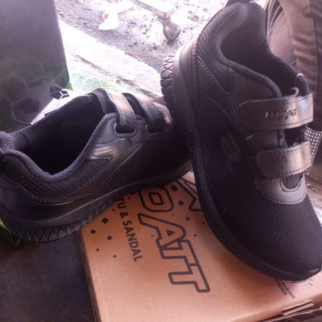 sepatu sekolah att