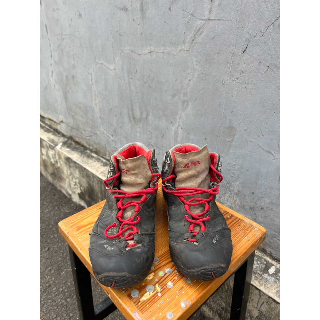 Prelove Sepatu Gunung REI )Outdoor)