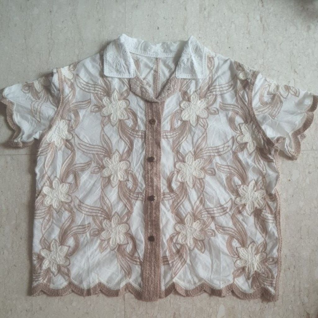 Kemeja kain katun warna putih dan bordir