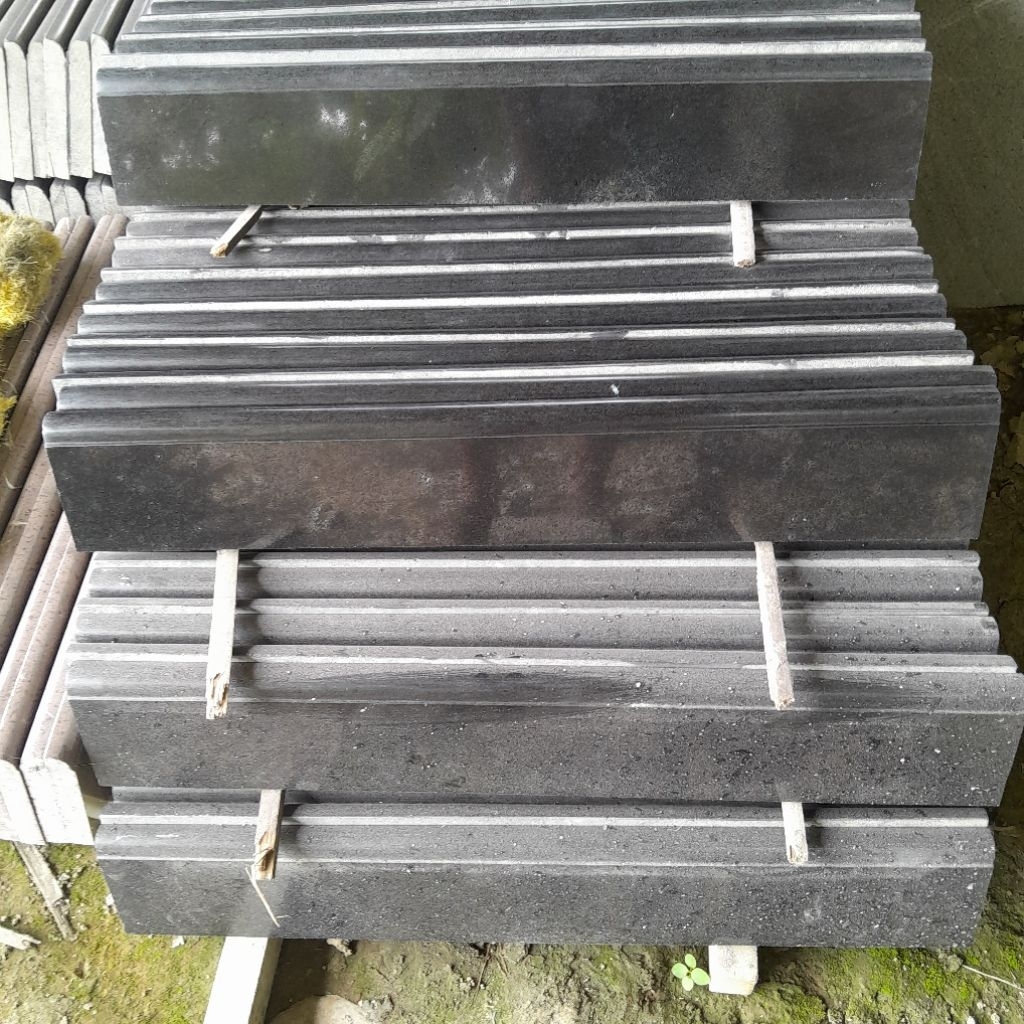 lis dinding batu marmer andesit