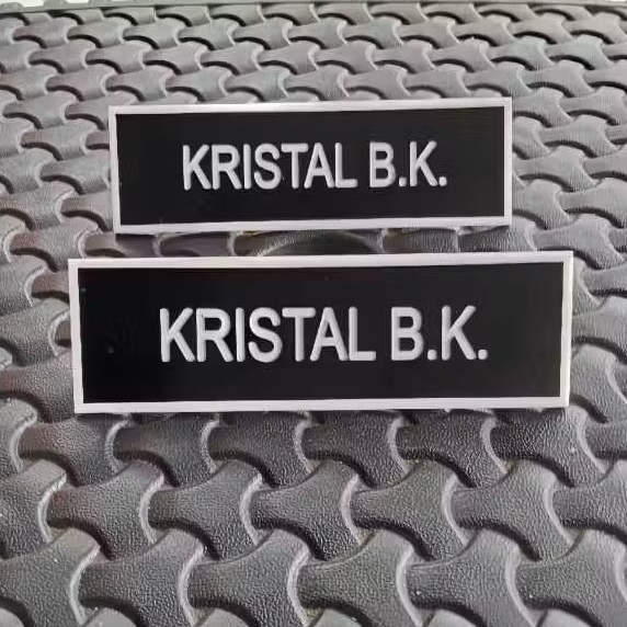 

LANGSUNG KIRIM_PAPAN NAMA/NAMETAG TNI POLRI UKIR FULL HITAM DAN LIST PUTIH UKURAN 8X2,5 cm